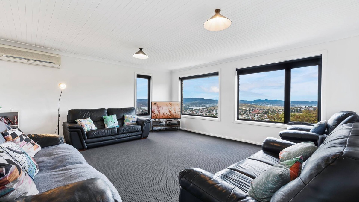 Lenah Valley House | Large house, centrally located with amazing views