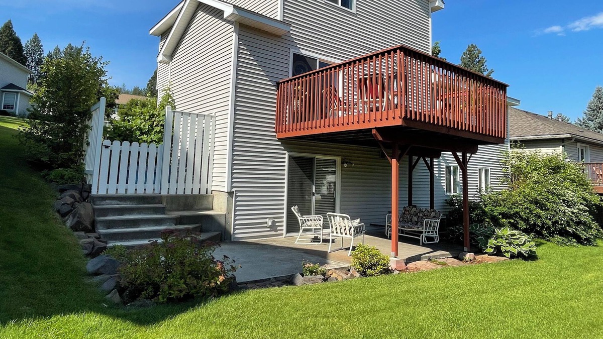 Latah Valley House | LARGE HOUSE IN ALL AGES GATED COMMUNITY ONLY 10 MINUTES FROM DOWNTOWN SPOKANE