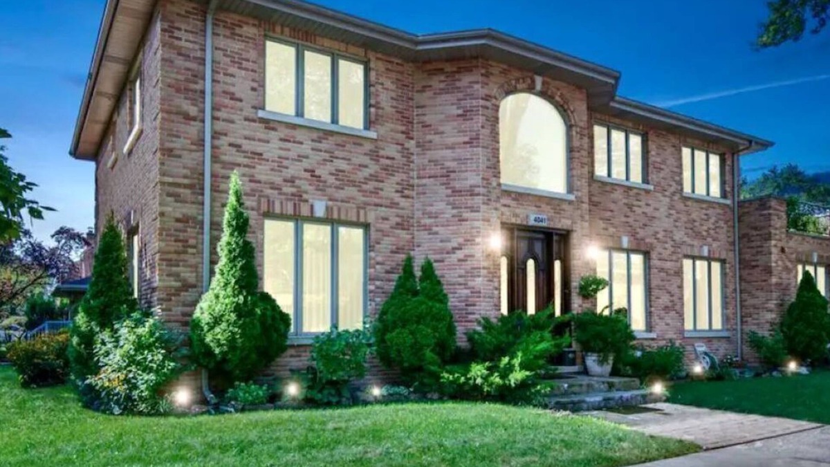 Skokie Apartment | Large house in Chicago suburbn