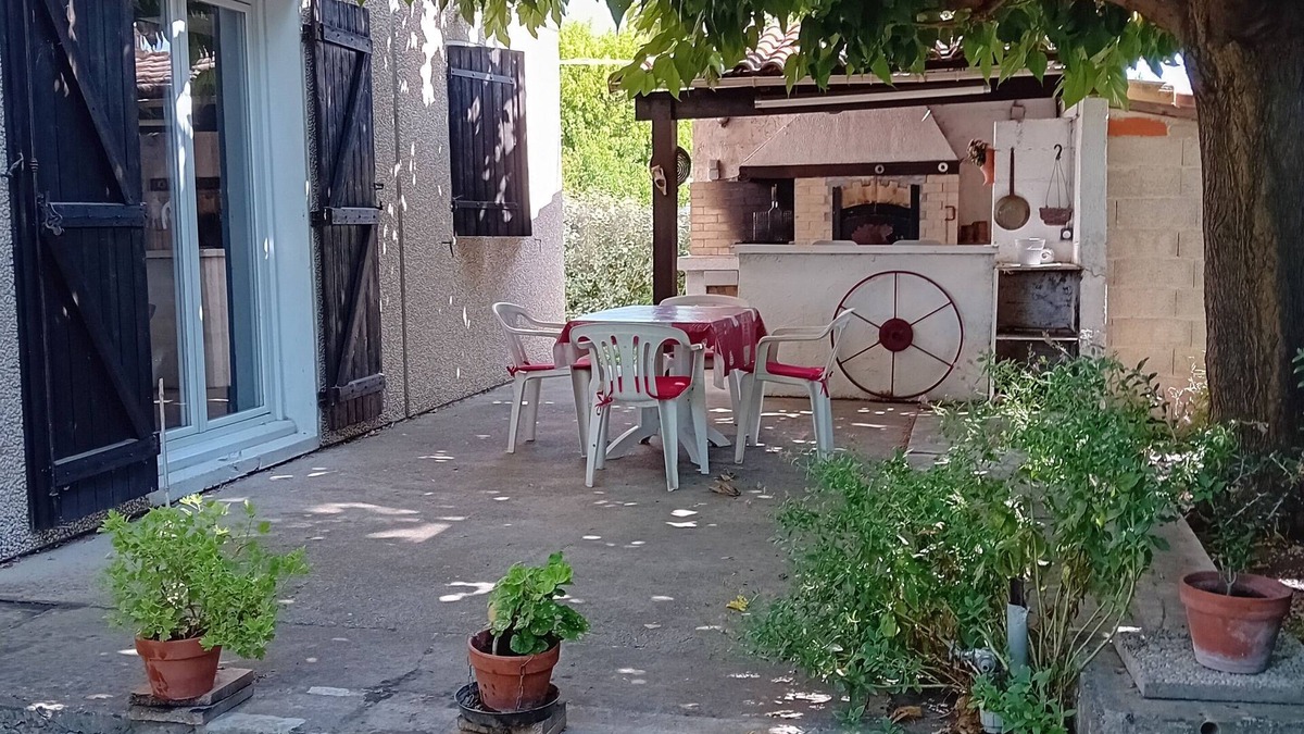 Entressen House | Large house in Provence village of Entressen with enclosed garden planted with trees, quiet location