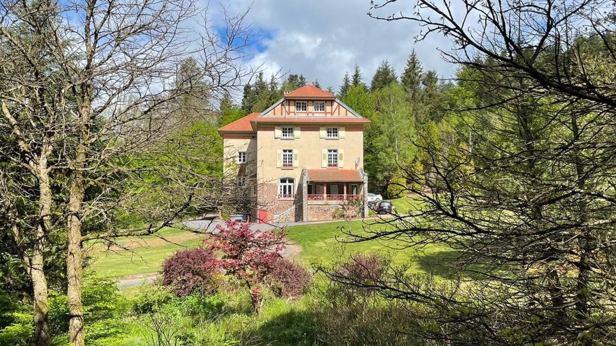 Angomont House | Large house of 650m2 in lush greenery surrounded by forests and lakes