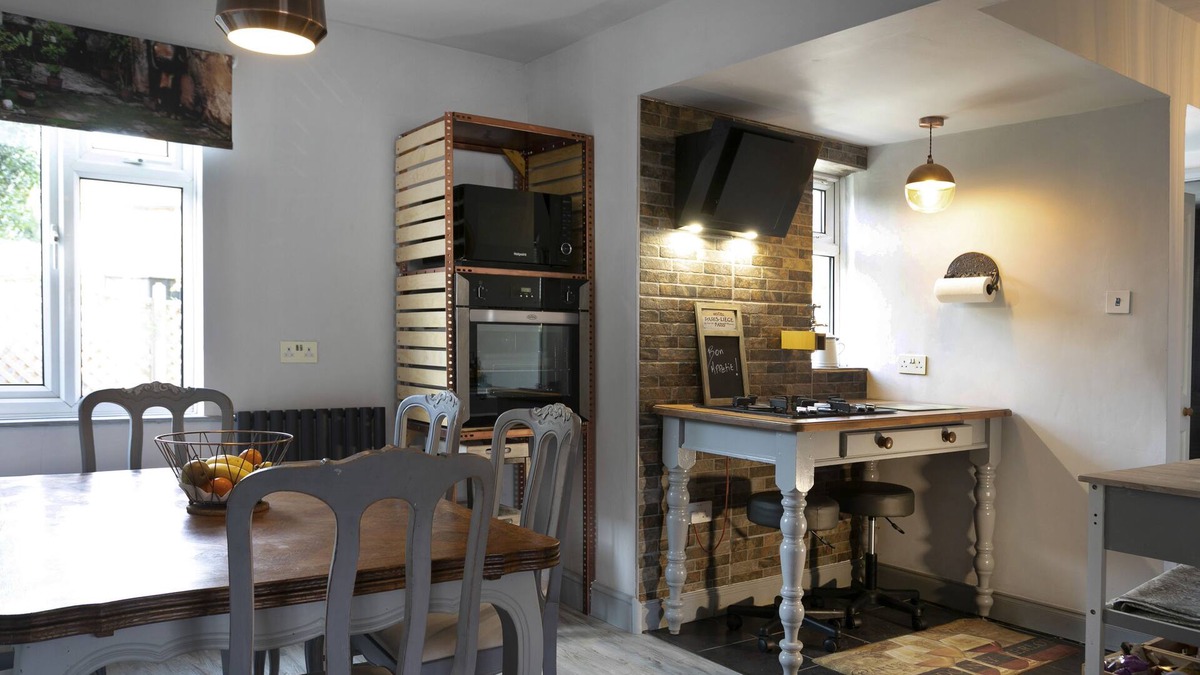 Newark House | Large house offering one bedroom in Newark Centre , Notts