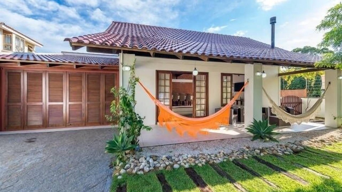 Jurere Internacional House | LARGE HOUSE P/12, 4 BEDROOMS (2 SUITES), wifi, 350 m from the sea. SHARE IN 12 TIMES