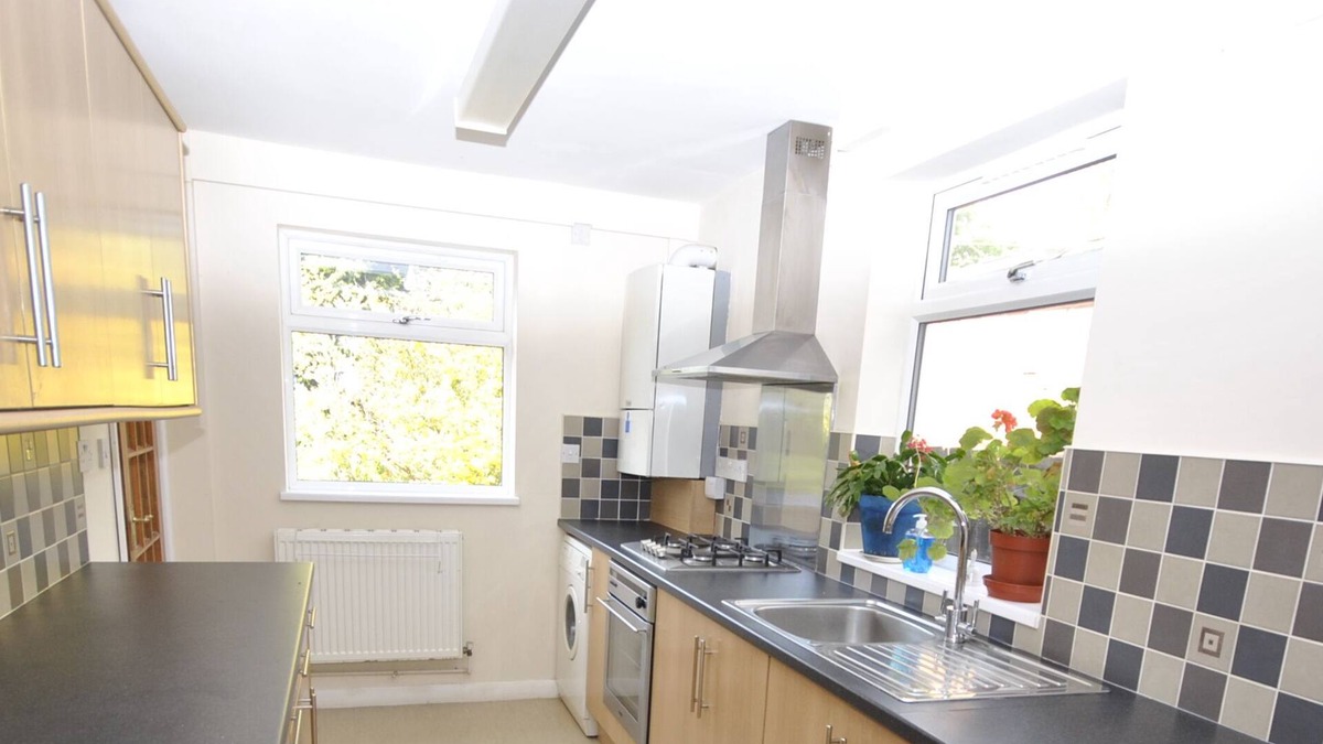 Shirley House | Large House & Parking - Excellent Transport Links