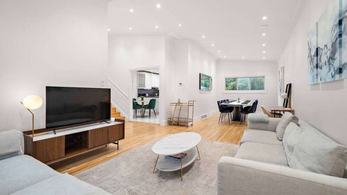 Cote-Saint-Luc House | Large House Private Terrace |Sleeps 16|3bath|