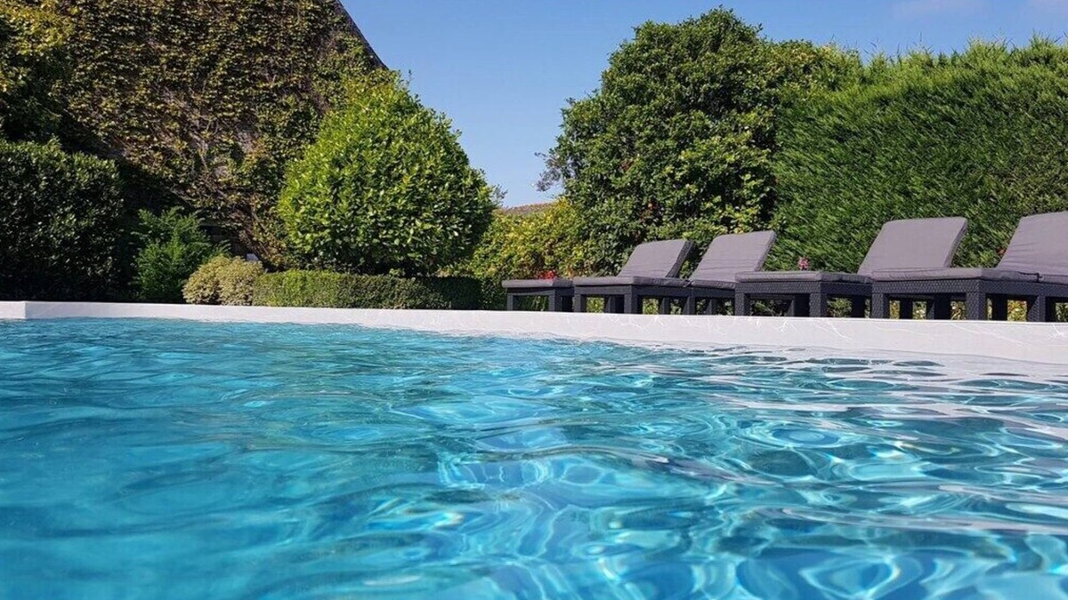 Saint-Helen House | Large house, sleeps 12, shared pool.
