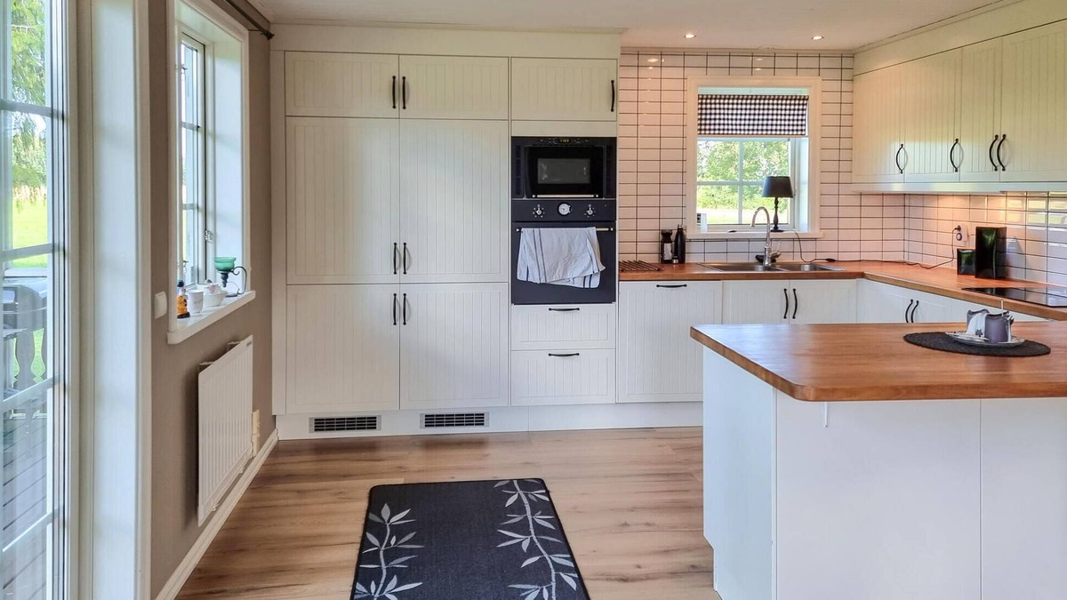 Kallby House | Large house surrounded by idyllic pastures, a short distance from Lake Vänern