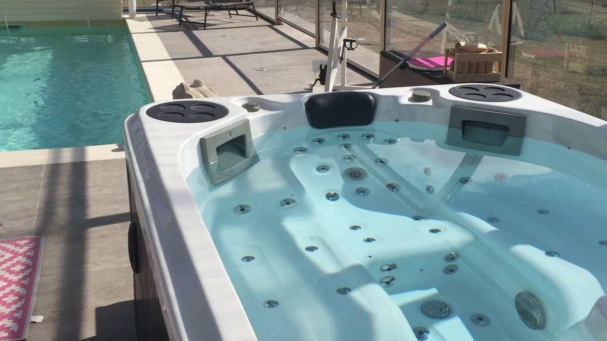 Lignol-le-Chateau Villa | Large house¨ with swimming pool and Jacuzzi. Spa, massages, champagne tasting