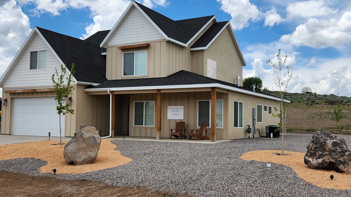 Panguitch House | Large House with 3 King Beds 20 minutes from Bryce Canyon