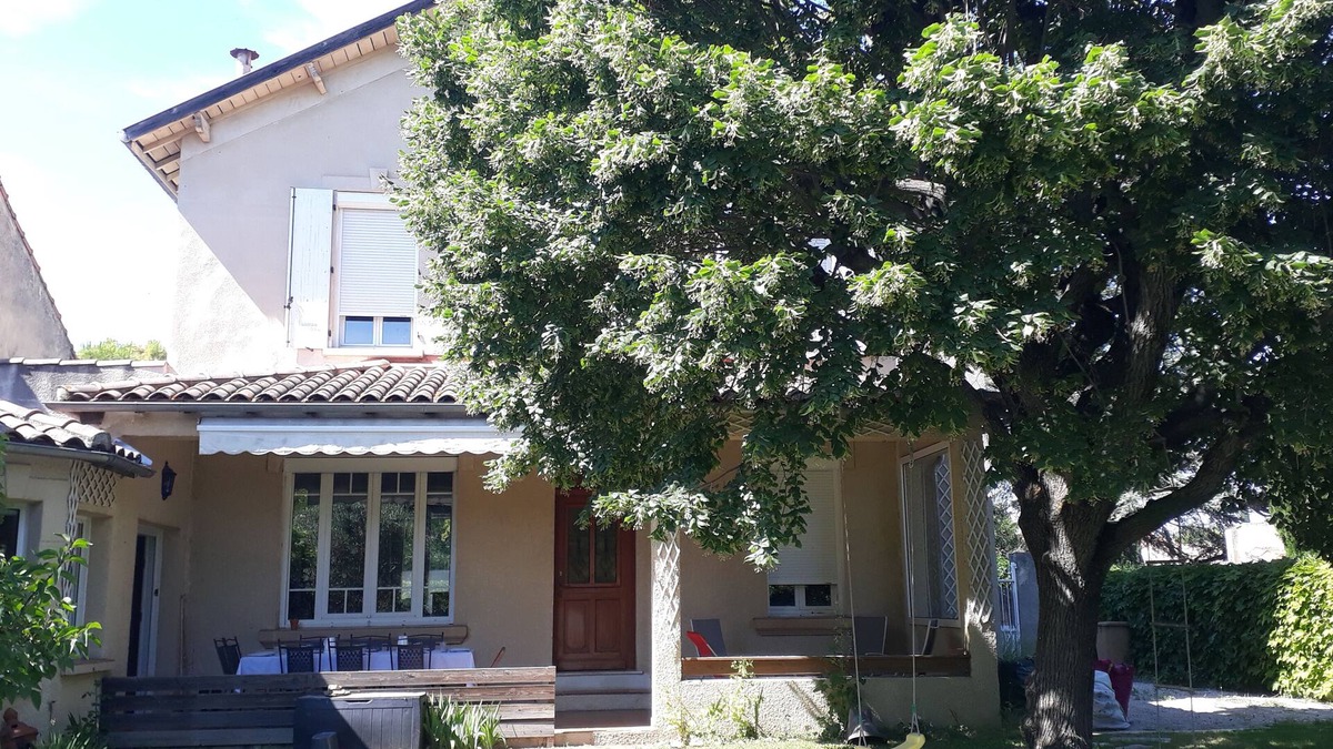 Orange House | Large house with 5 bedrooms, sleeps 10 and 1 baby bed