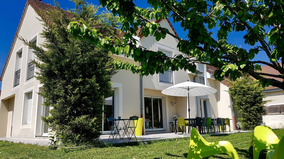 Saulon-la-Rue Villa | Large house with private garden and terrace, fully equipped for large groups