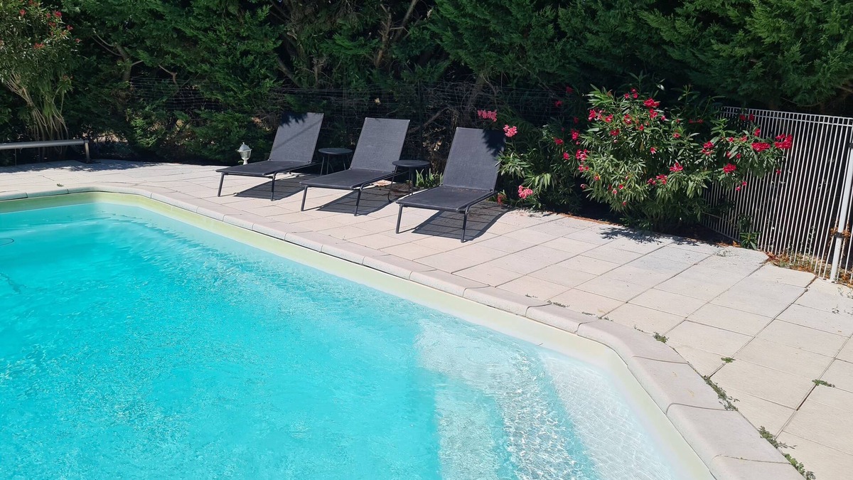 Pertuis House | LARGE HOUSE WITH HEATED POOL AND SPA