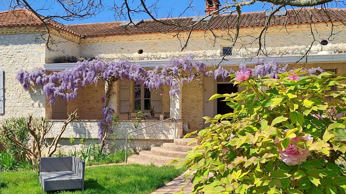 Castella House | Large house with pool, terraces and garden - Relaxation in the countryside.