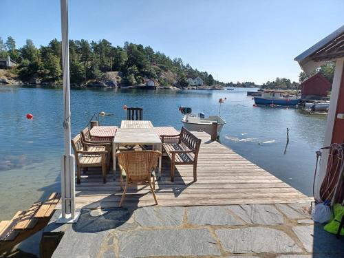 Hovag House | Large house with sea arch, beach and jetty