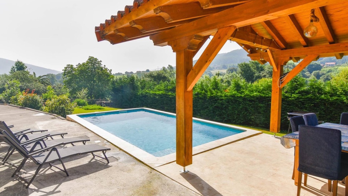 Puente Viesgo Villa | Large house with swimming pool