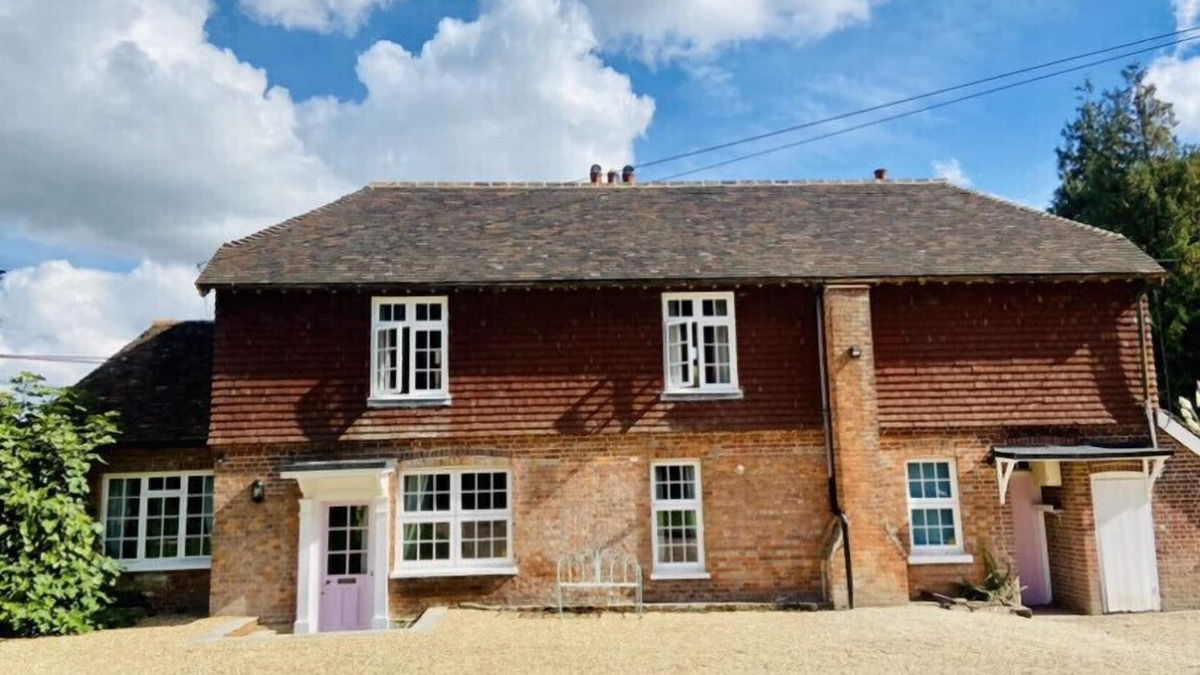 Wadhurst Cottage | Large house with tennis court in Wadhurst. Sleeps up to 10. Near to Bewl Water.
