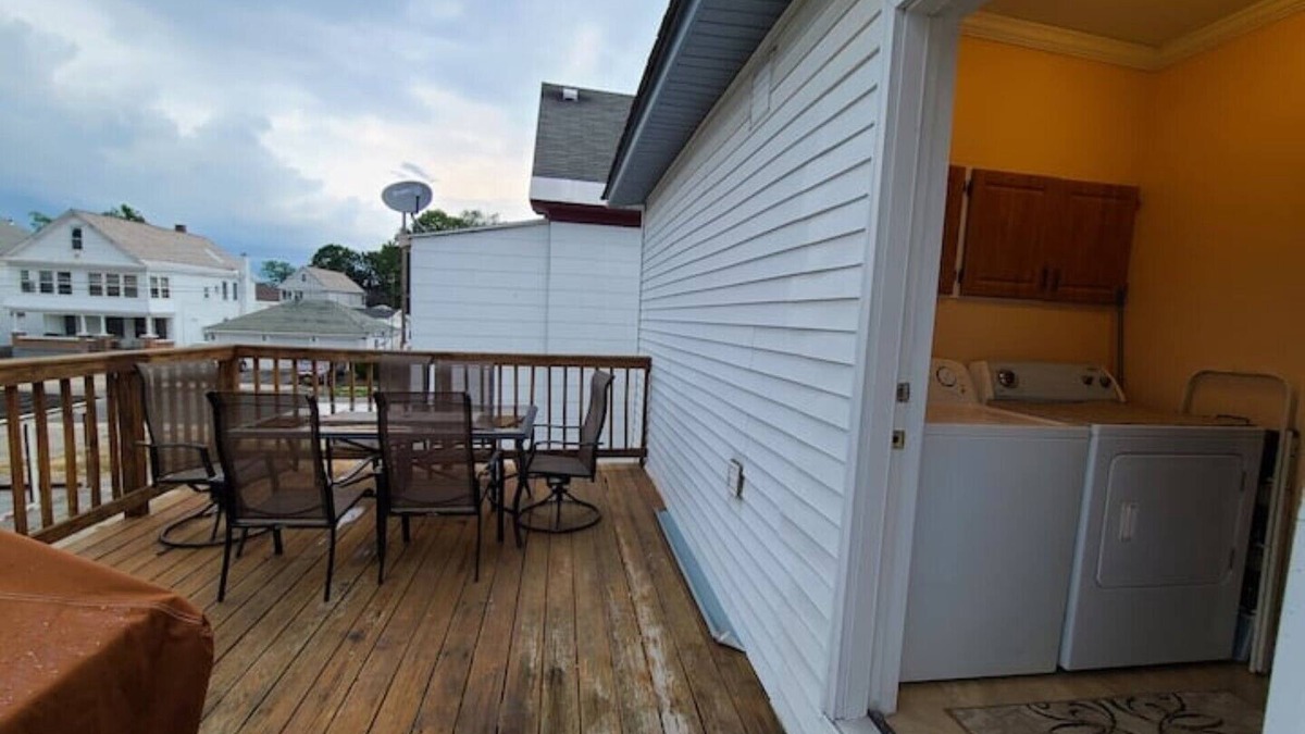 Schenectady Apartment | large king room with 1gb wifi jacuzzi. fireplace