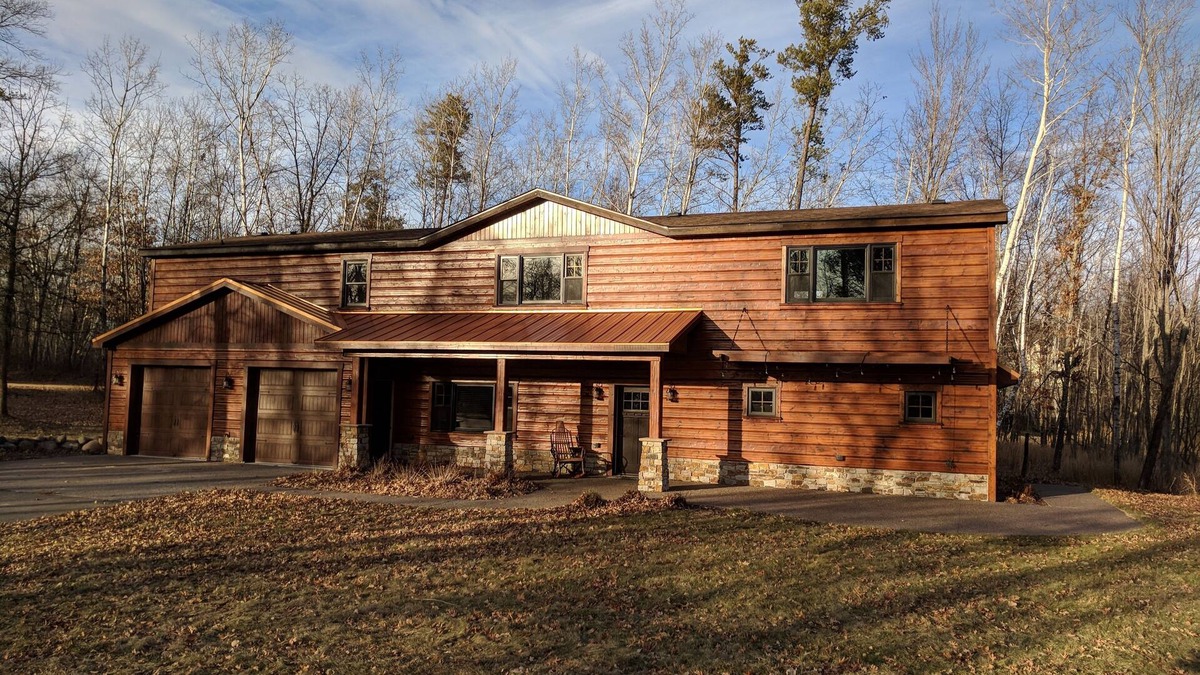 Lake Shore Cabin | Large lake front cabin, has 2 kitchens and comes with a pontoon! Bring the fam!