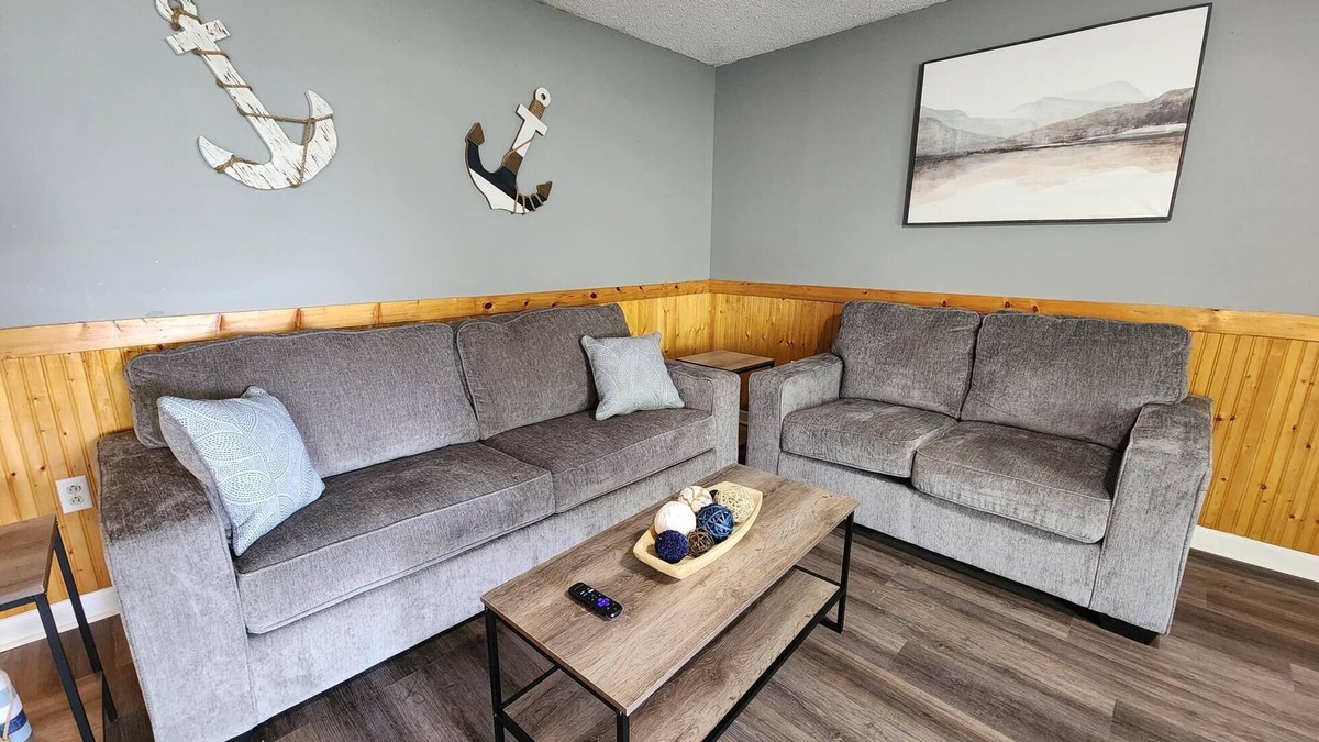 Marion House | Large Lake front, split level home. Sleeps 18, fully remodeled & coffee bar.