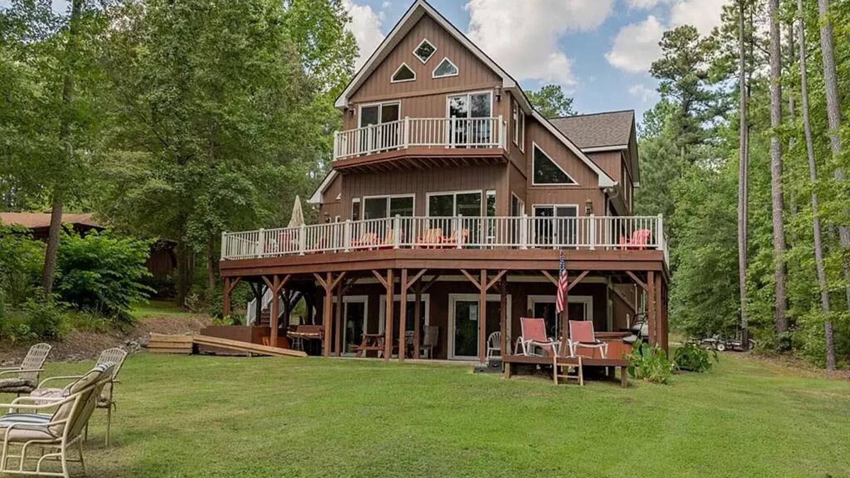 Henrico House | Large Lake House in enjoyable Henrico, NC. Boathouse, Kayaks included!