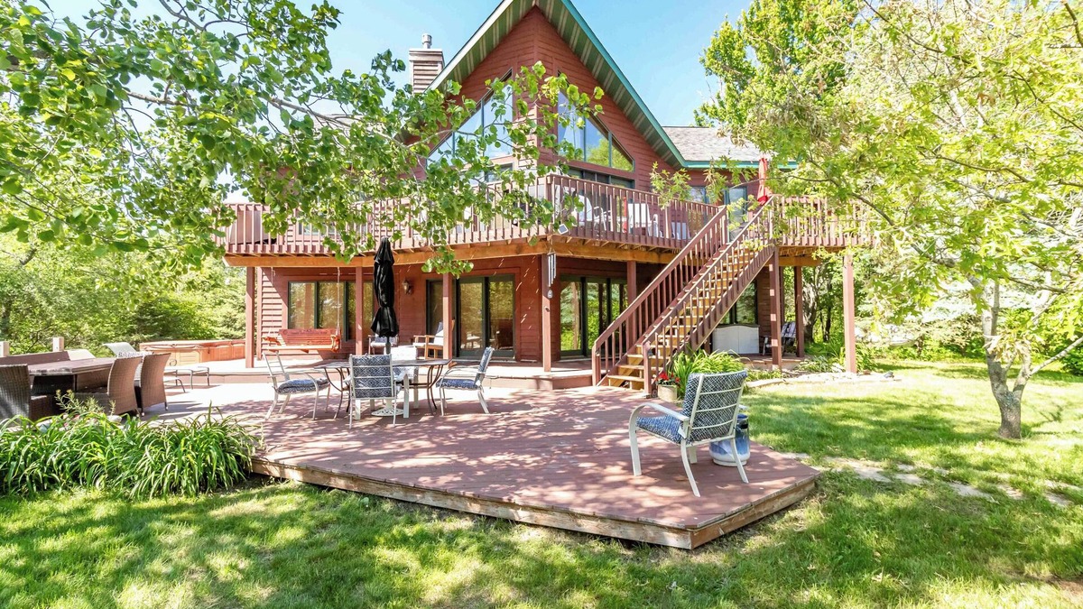 Big Bay House | LARGE LAKEFRONT HOME ON LAKE PETENWELL WITH VOLLEYBALL COURT *NEW DISCOUNTED WINTER RATE*