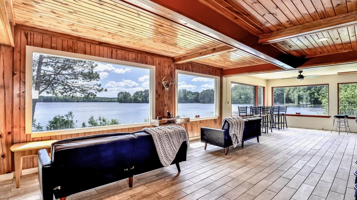 Rhinelander Cabin | Large lakefront lodge w/Kayaks, Arcade games, WIFI, next to public boat launch