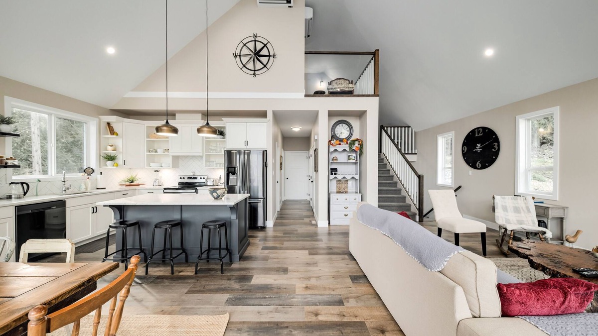 Hope House | Large Lakehouse with Private Beach and Amazing Lake View