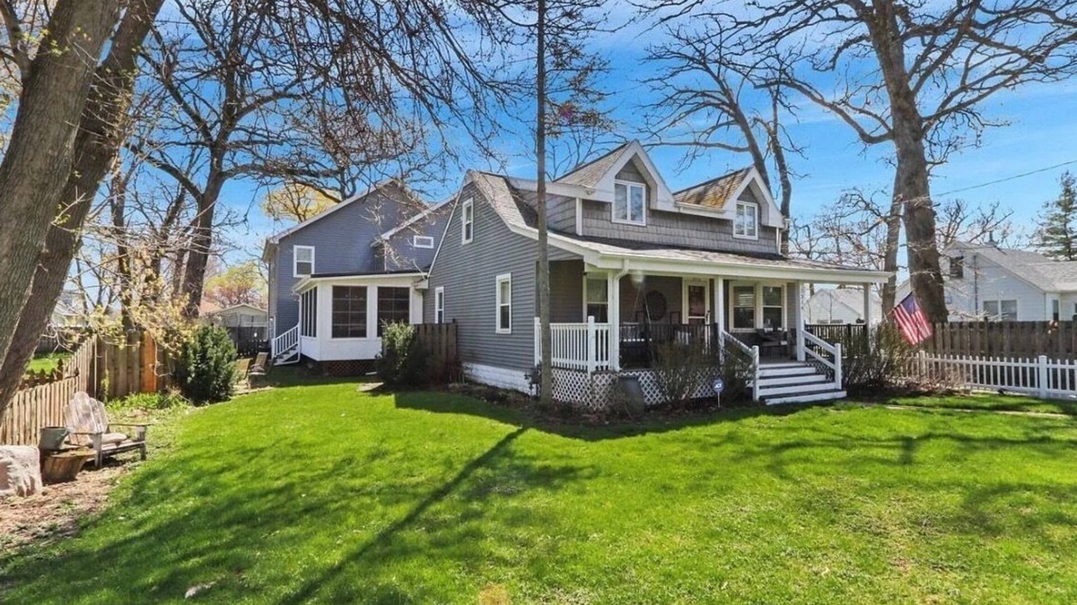 Twin Lakes House | Large Lakehouse with hot tub. walk to public beach in Twin Lakes WI