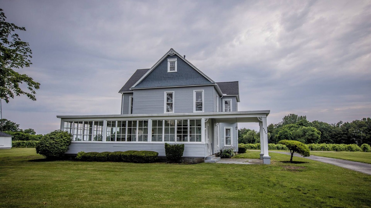 North East Other | Large Lakeside Farmhouse Vineyard Escape in the heart of wine country!
