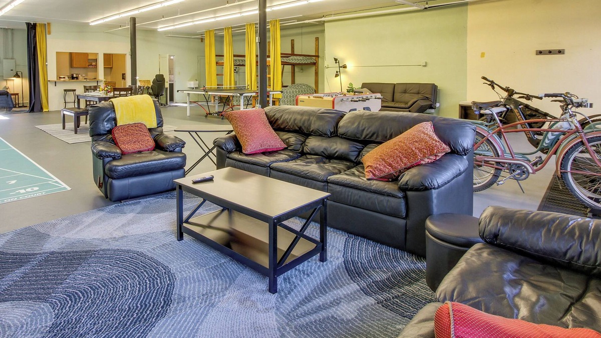 Oakridge Apartment | Large Loft-Style Studio in Uptown Oakridge