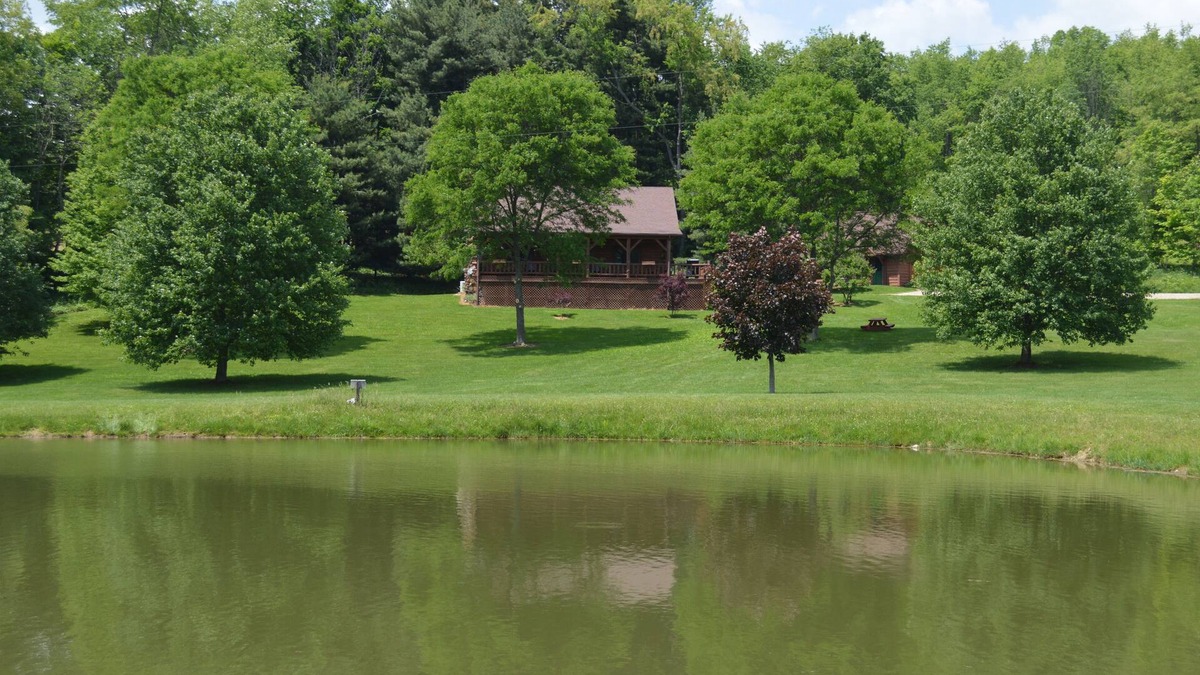 Butler Cabin | Large Log Cabin On 12 Private Acres With Fishing Pond Near Mohican State Park