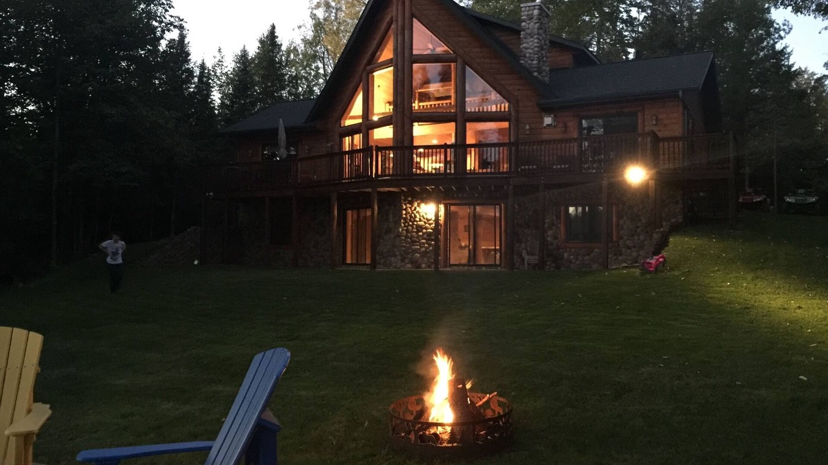 Wetmore Cabin | Large Log Cabin on beautiful chain of lakes in the upper Peninsula of Michigan