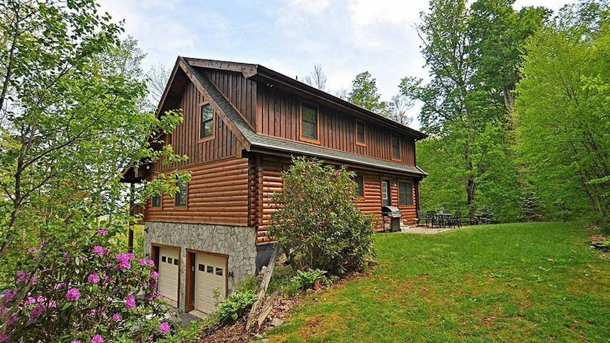 Blowing Rock Cabin | Large Log Cabin ON APP SKIMTN, HotTub, Pool Table, Kayaks, LOCATION! 100+reviews