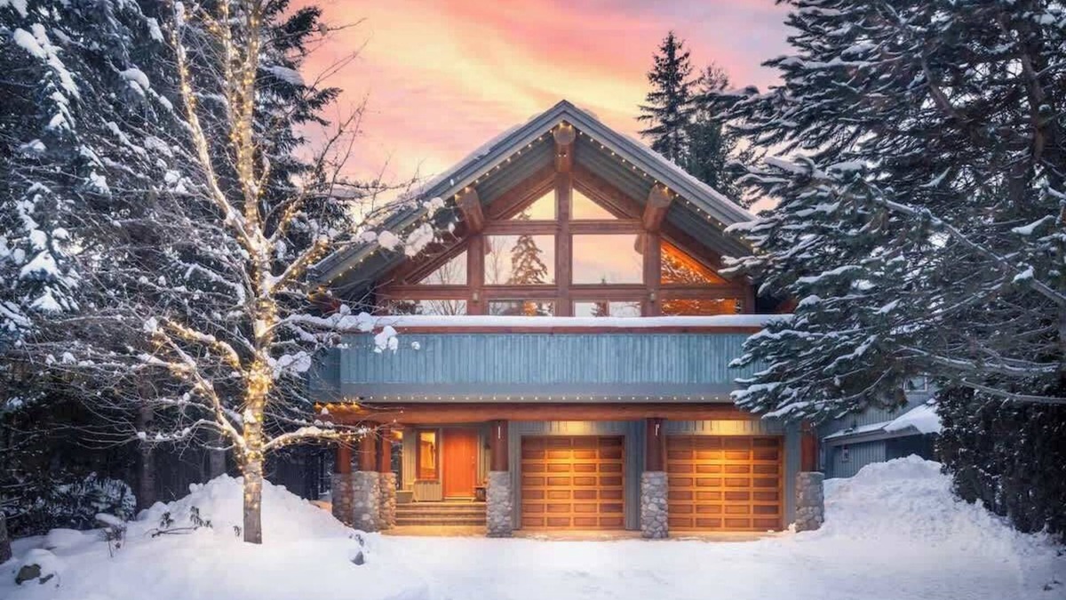 Nicklaus North House | Large Log Cabin, Private Hot Tub, 2 Living Spaces