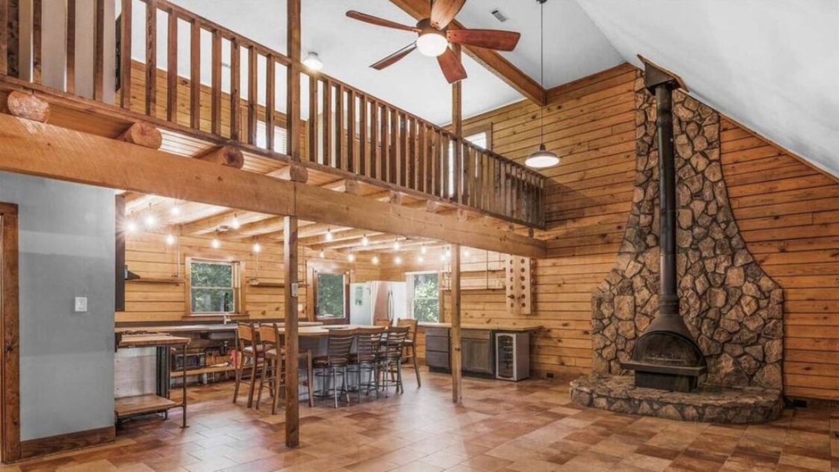 McDonough Cabin | Large Log cabin with hot tub, game room near Atlanta airport