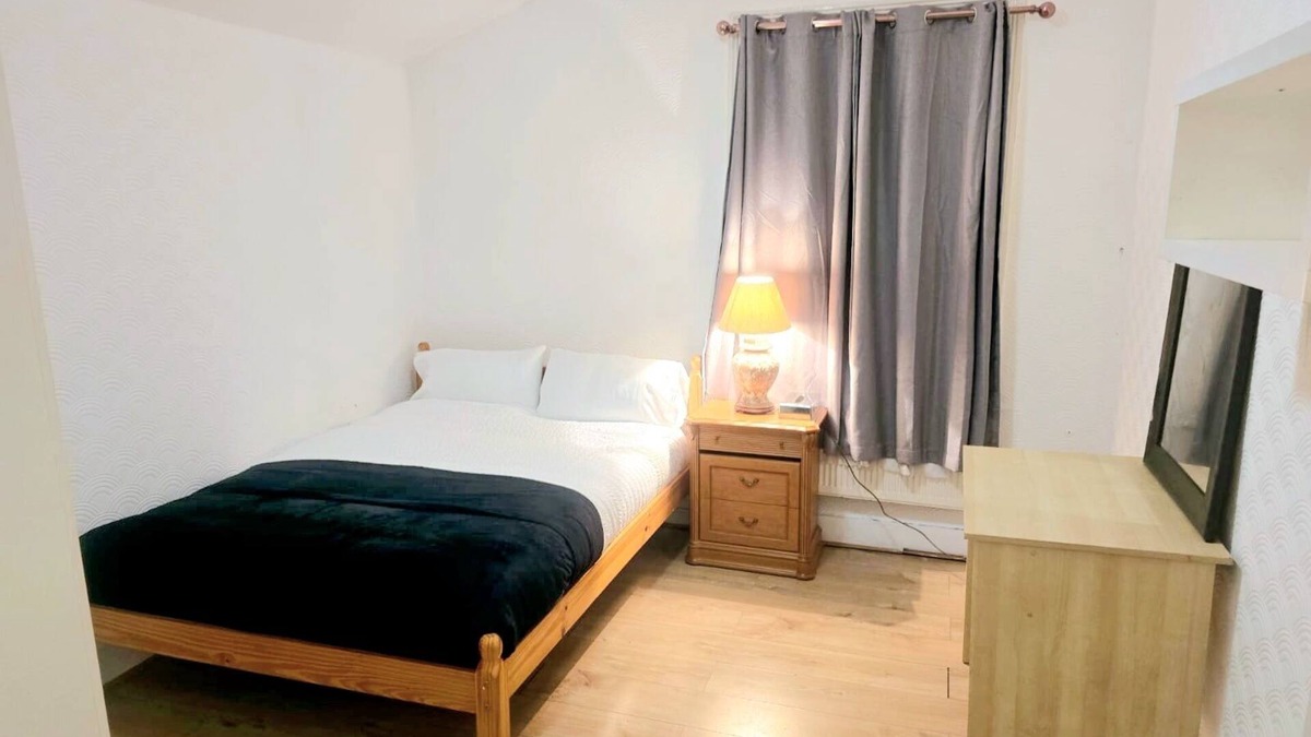 Plaistow South House | Large London 6 bedroom home away from home. Free parking, free WiFi.