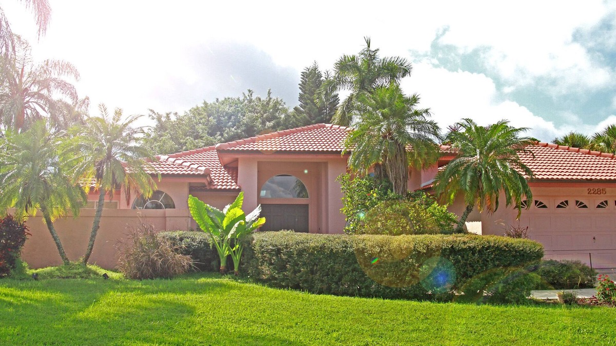 Laurel House | Large, Lush Waterfront Home Heated Pool: Near Casey Key, beaches, shops, food