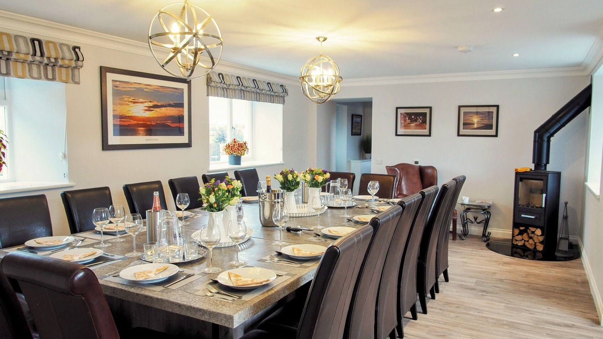 Mauchline House | ★Large Luxurious Farm House★ Private Courtyard★ Games Room ★BBQ Pavilion