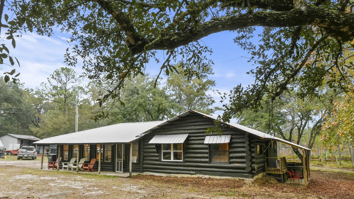 Kiln Cabin | Large luxury cabin on 2 ponds with VIP/Selfie Room