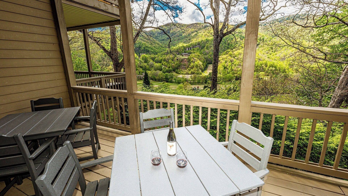 Whittier Condo | Large, Luxury Condo in Gated Community with Mountain & Golf Course View
