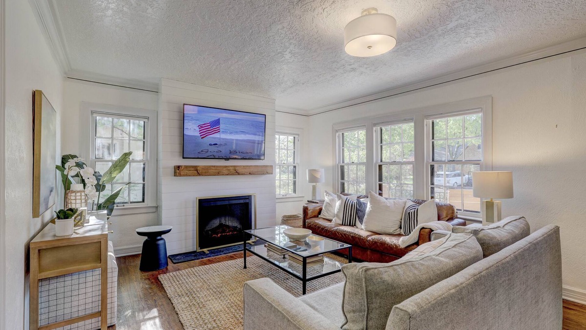 Norman House | Large luxury Home - Walk to Campus/Stadium in the Heart of Norman