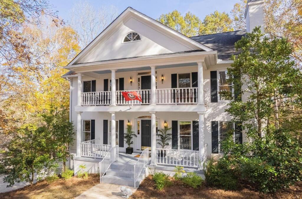 Athens Villa | Large Luxury House, 4 King Beds & 21 Total, Hot Tub, Theater, Fireplace, Game Room, Ping-pong, Pool Table, Air Hockey, Arcade, River, Big Kitchen, Nice Porch, Quiet, Good for Families and Large Groups, Near UGA Golf Course, Close to UGA & Stanford Stadium