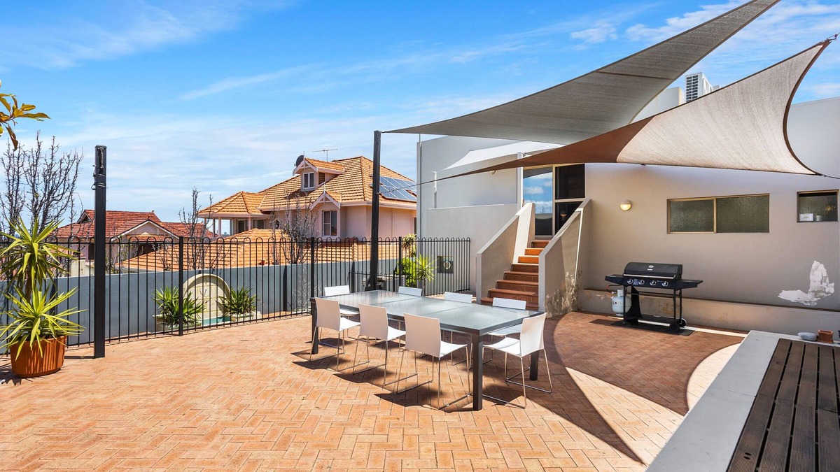 Dianella House | LARGE LUXURY MANSION SLEEPS 15 + POOL