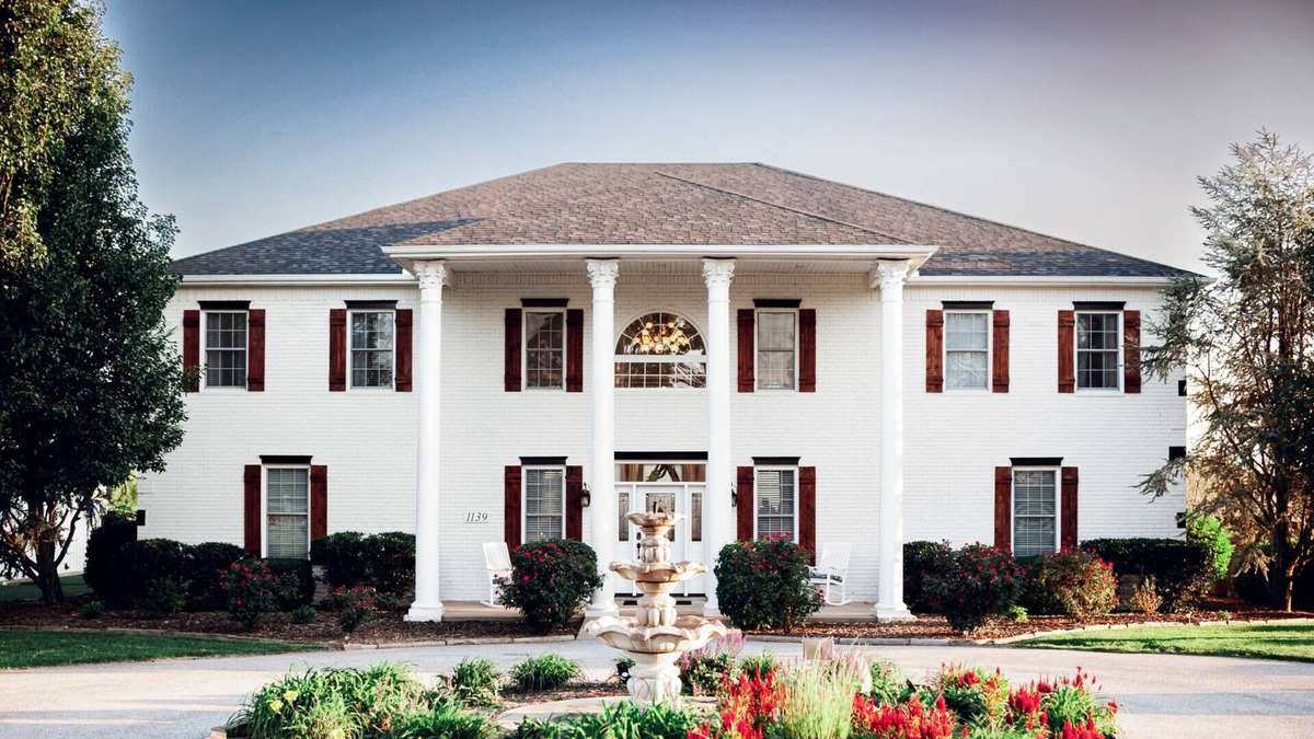 Highfill House | Large Mansion Style Retreat