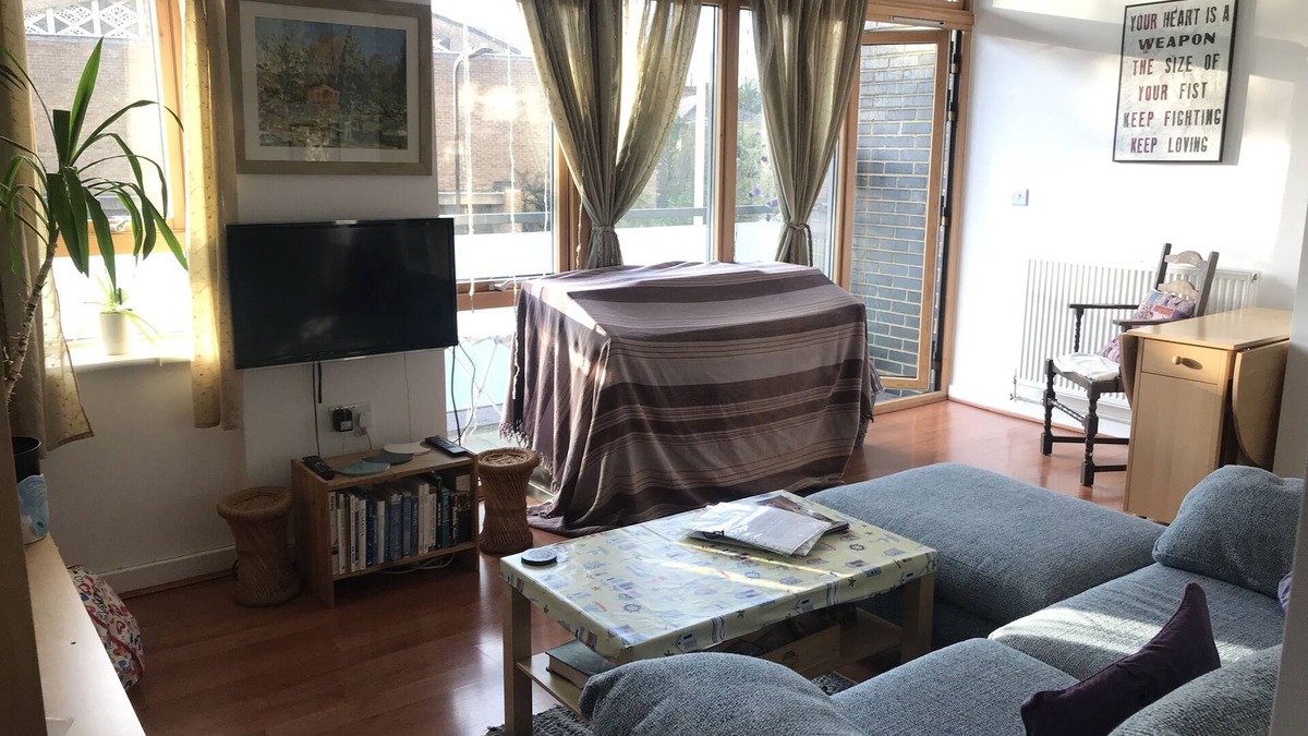 Hackney Apartment | Large modern 1 bed balcony flat in London Fields & Broadway Market Near Pool