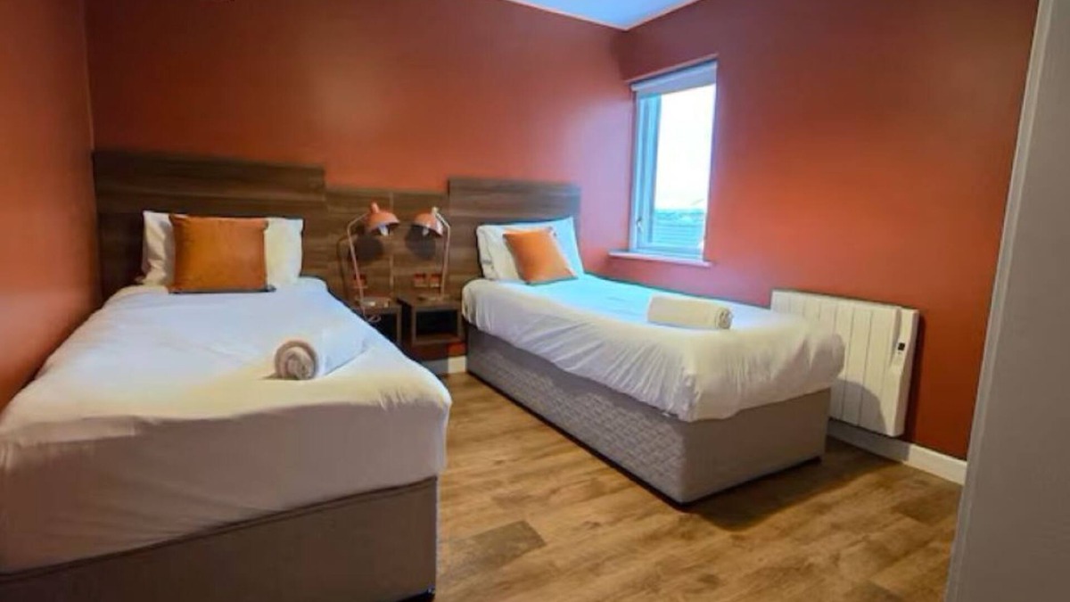 Galway City Centre Apartment | Large modern 3 Bed, 3 bathroom, Sleeps 7.