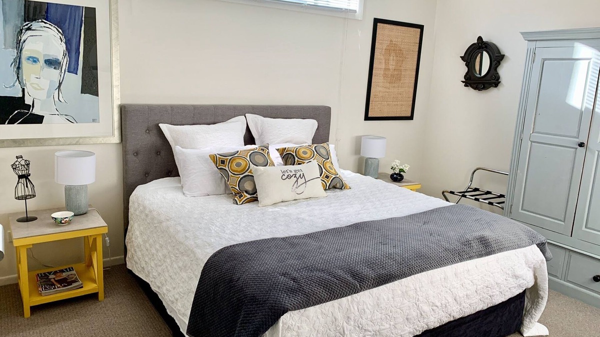 Corinda Apartment | Large modern apartment in leafy lifestyle cafe precinct