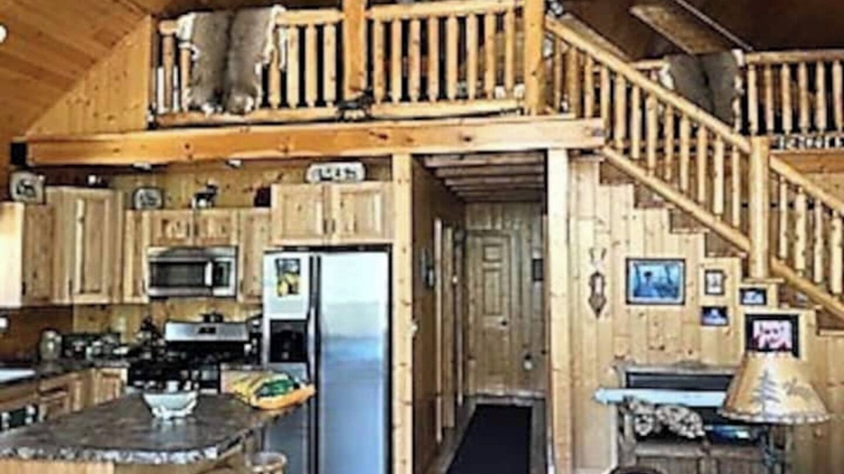 Crivitz Cabin | Large, modern cabin in enjoyable Crivitz, WI. Sleeps up to 14.