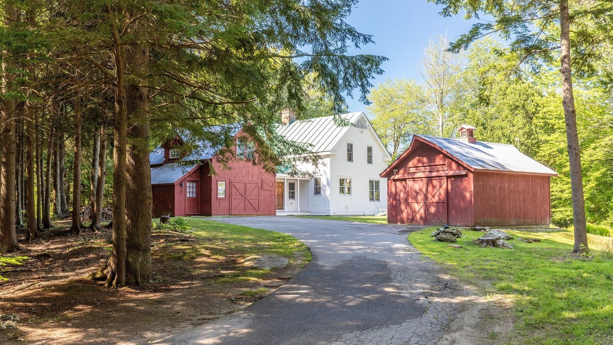 Moscow House | Large Modern Farmhouse on top of the hill! 2 Miles from Stowe Village