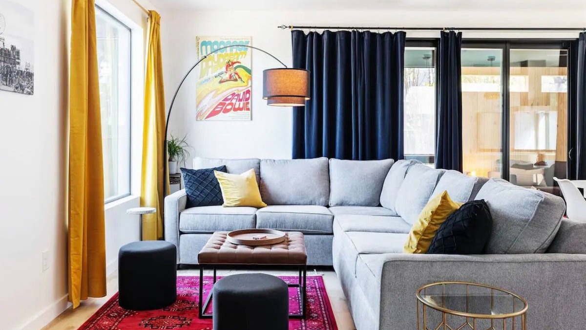 MLK House | Large Modern House in Hip EastATX w/Screen Porch, Private Yrd - 7 min to dwntwn
